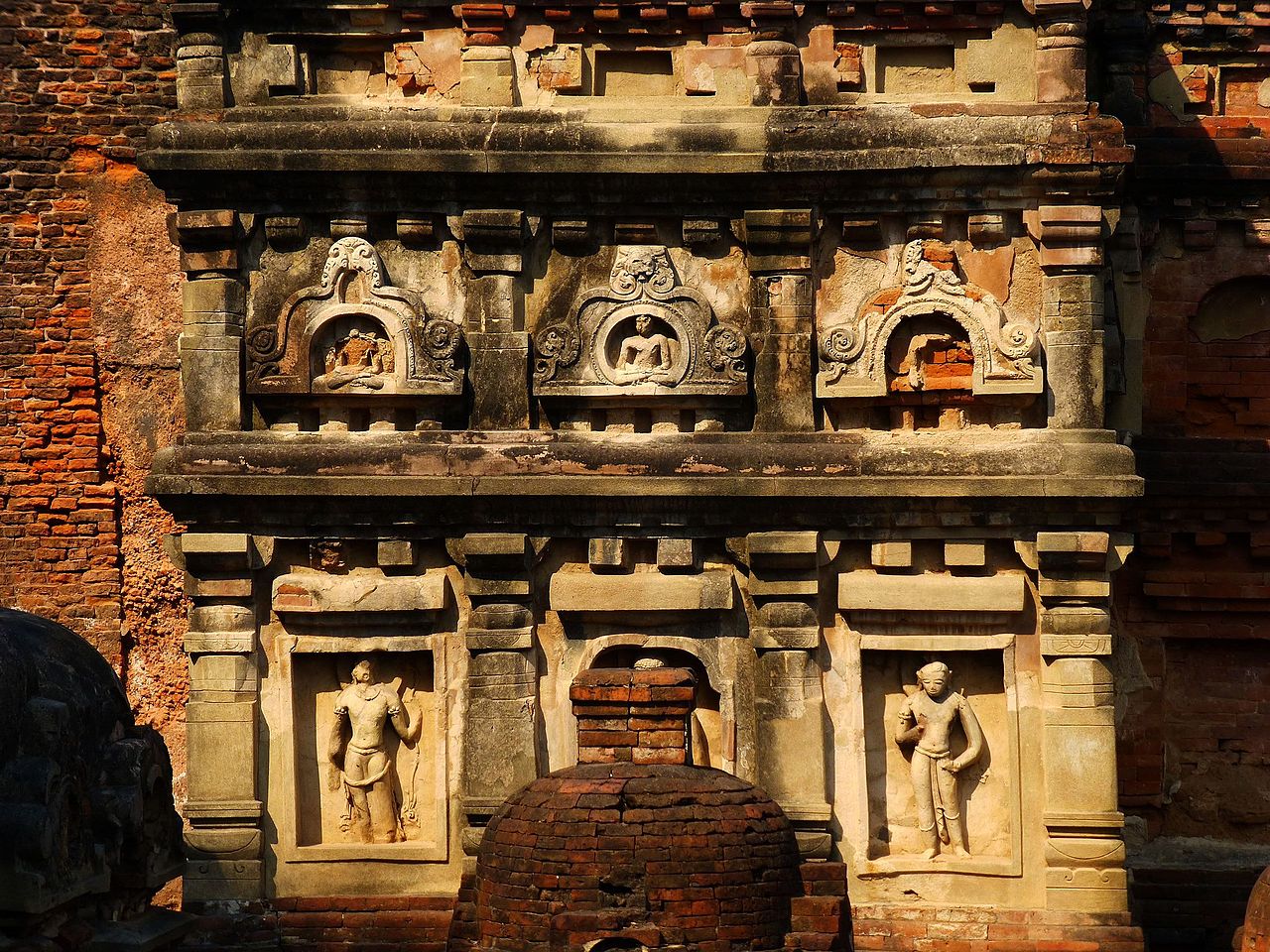 Nalanda_-_017_Images_on_Tower_(9253715372)