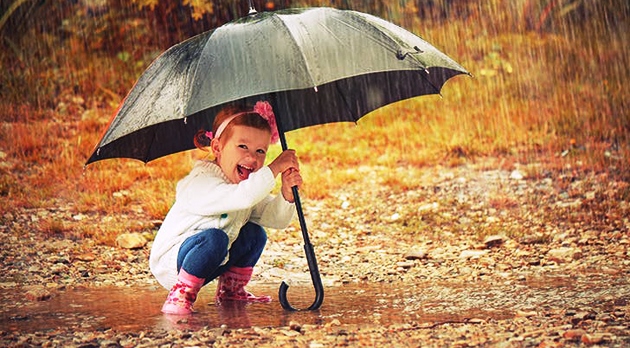 happy-baby-girl-with-an-umbrella-in-autumn-rain-outside-