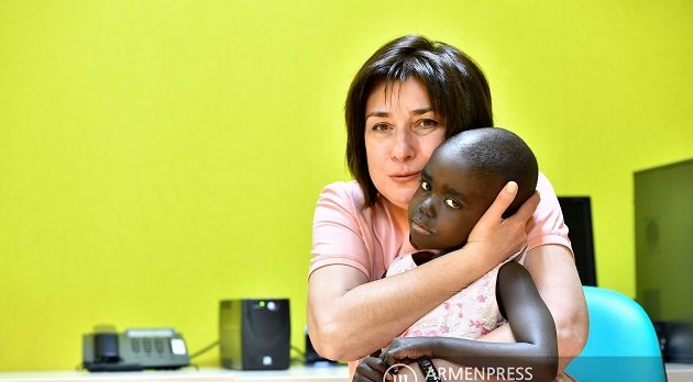 (Armenia) «Վերադարձրեցիք իմ բալիկի ժպիտը». հայ բժիշկները նոր կյանք պարգևեցին Ուգանդայից Հայաստան եկած փոքրիկին