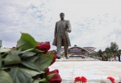 (Armenia) Երևանում հանդիսավոր արարողությամբ բացվեց Կարեն Դեմիրճյանի արձանը